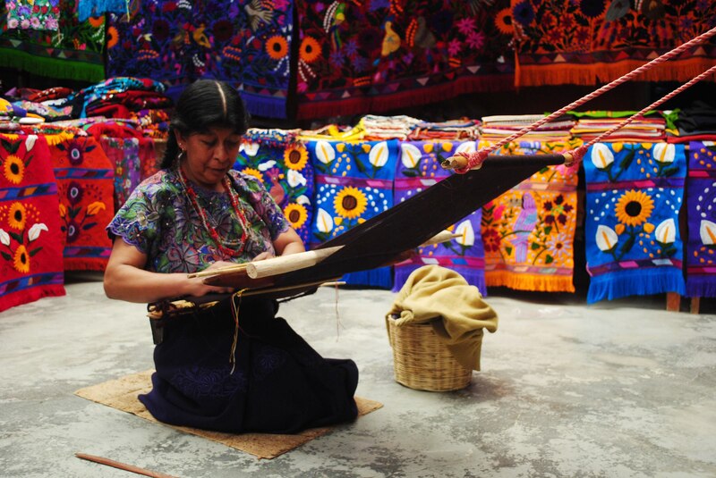 Mujer tejiendo en telar de cintura