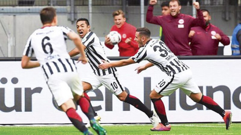 Jugadores de fútbol celebrando un gol
