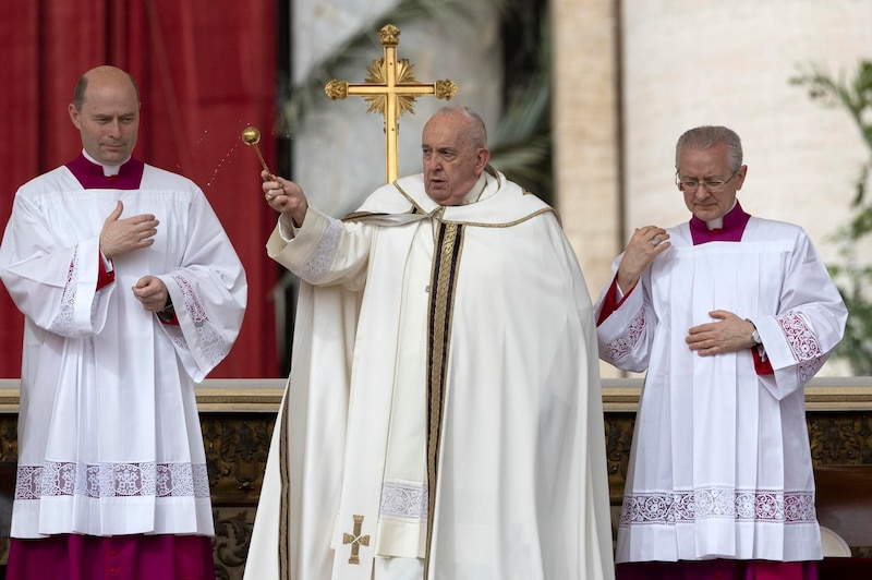 El Papa Francisco bendice a los fieles en la Plaza de San Pedro