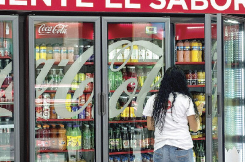 Mujer mirando productos en una heladera