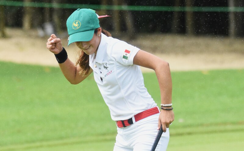 La golfista mexicana María Fassi celebra su victoria en el torneo.