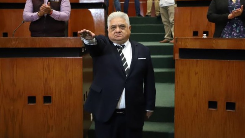 Diputado mexicano hace un juramento ante el pleno de la Cámara