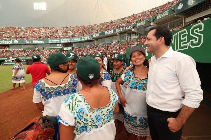 Beisbolista mexicano con mujeres indígenas