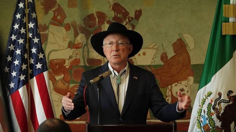 El embajador de Estados Unidos en México, Ken Salazar, pronuncia un discurso ante un mural en el Museo Nacional de Antropología e Historia de la Ciudad de México.