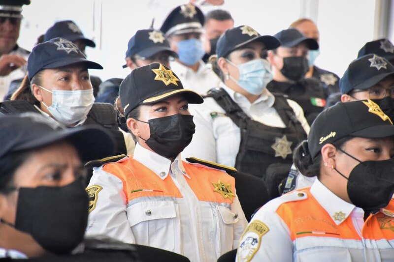 Mujeres policías en una ceremonia de graduación.