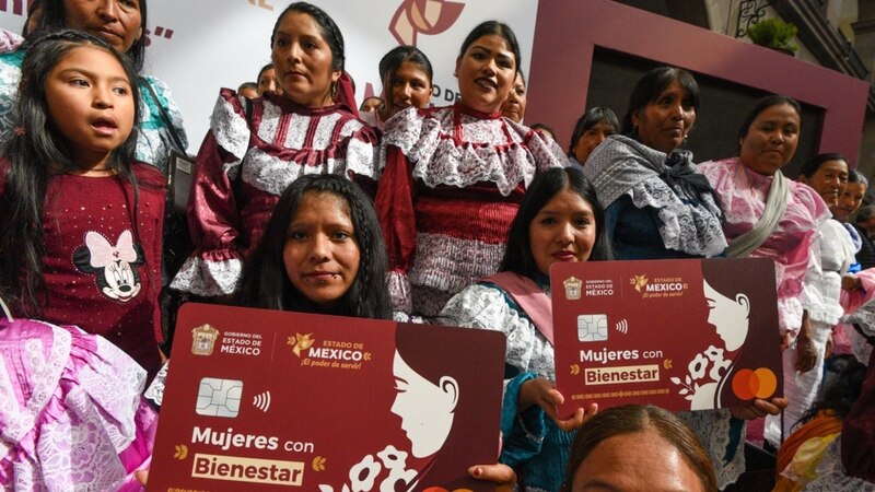 Mujeres indígenas reciben tarjetas del programa Bienestar