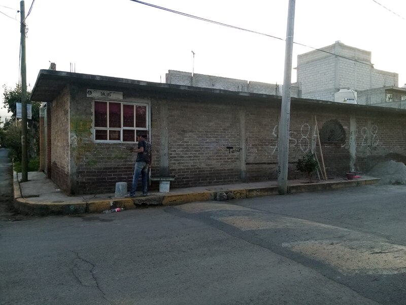 Un hombre pintando un mural en una pared