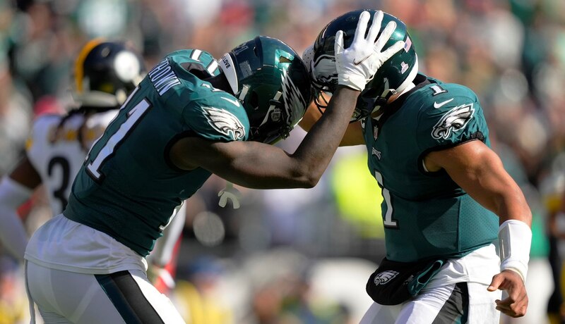 Jugadores de los Eagles celebrando un touchdown