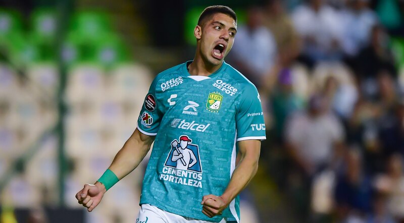 Title: Jugador de fútbol celebra un gol