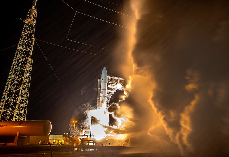 Lanzamiento de un cohete SpaceX Falcon 9 desde Cabo Cañaveral