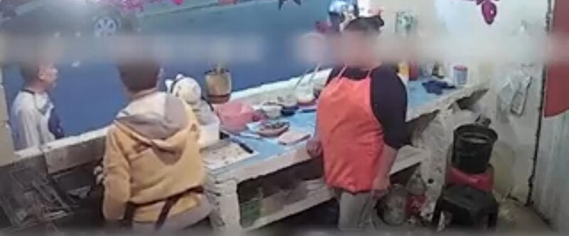 Niño roba en pescadería