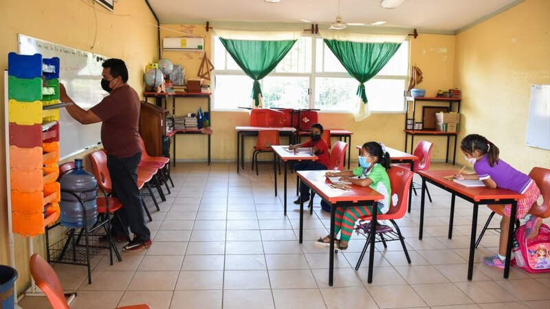 Niños en el aula con mascarillas