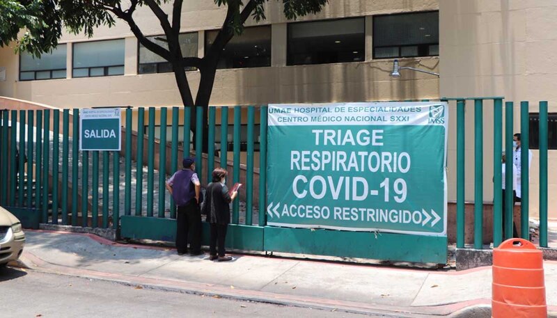 Pacientes esperan para ser atendidos en el triage respiratorio de un hospital en México