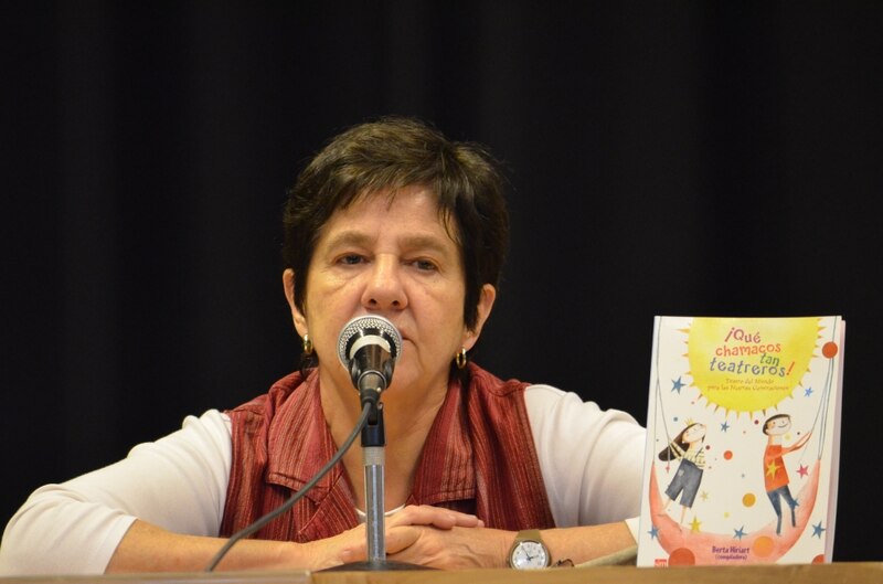 Escritora presenta su libro de teatro para niños