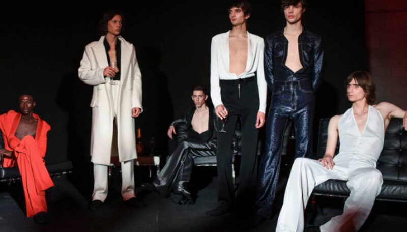 Pasarela de modelos masculinos con ropa de Saint Laurent