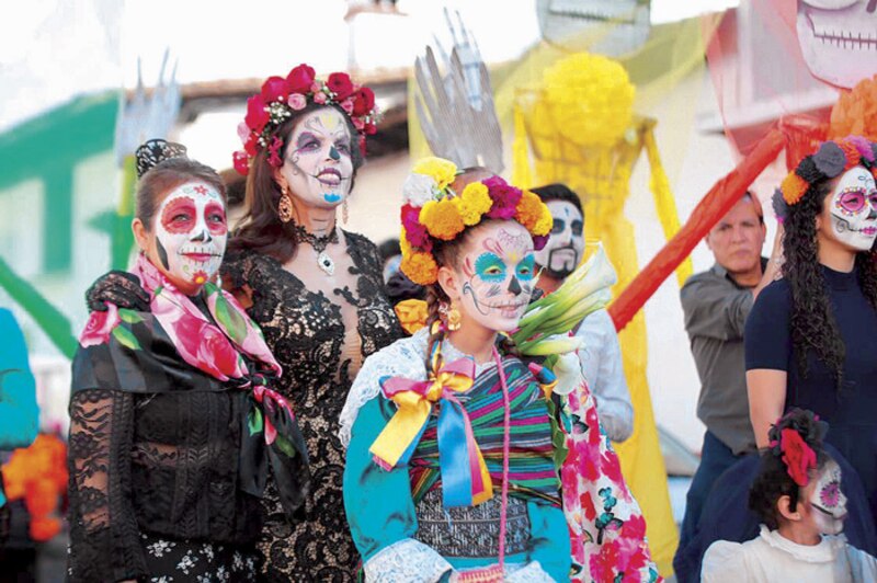 Mujeres indígenas celebran el Día de Muertos en México