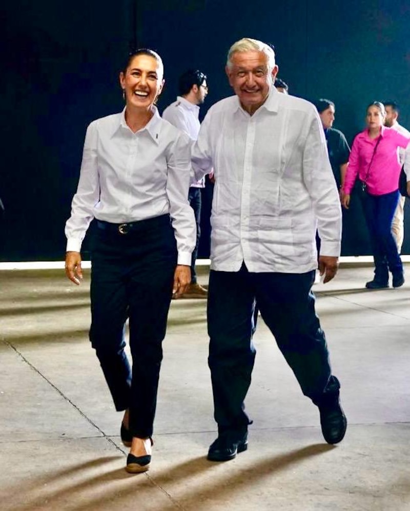 El presidente López Obrador y la jefa de gobierno de la Ciudad de México, Claudia Sheinbaum, caminan juntos.