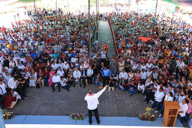 Un político da un discurso ante una multitud