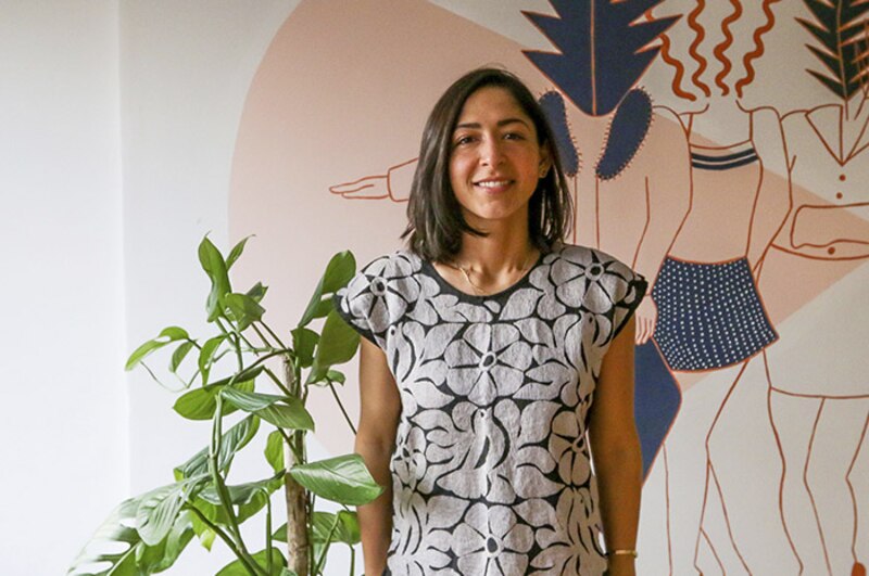 La diseñadora mexicana Ana Karenina diseña ropa tradicional mexicana con un toque moderno.
