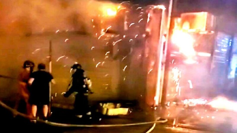 Bomberos combaten incendio en un autobús urbano
