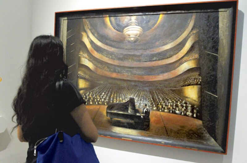 Mujer mirando un cuadro en un museo