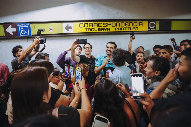 ¡Un político mexicano se toma fotos con sus fans en el metro!