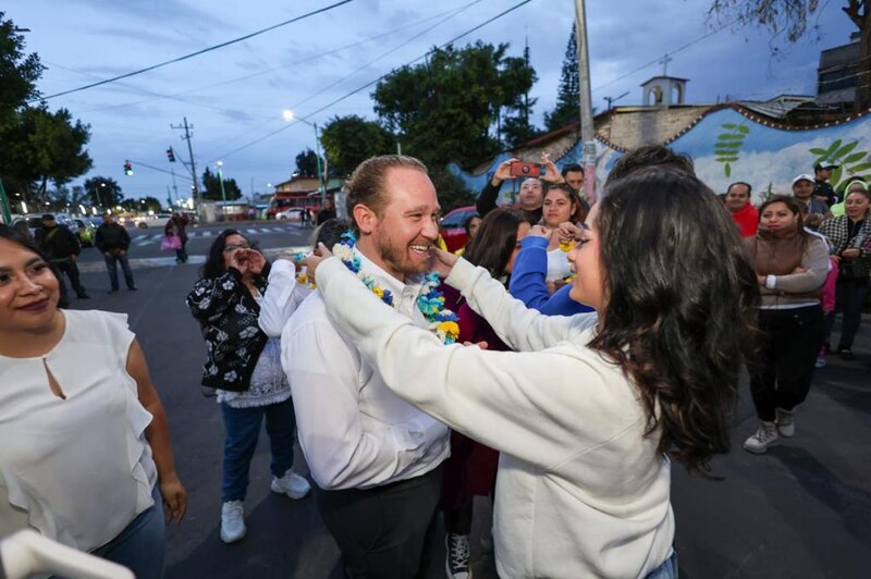 El candidato a la presidencia, Ricardo Anaya, es recibido con entusiasmo por sus simpatizantes.