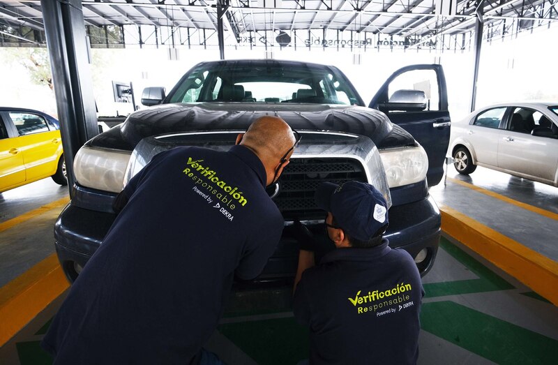 Dos hombres verificando un vehículo