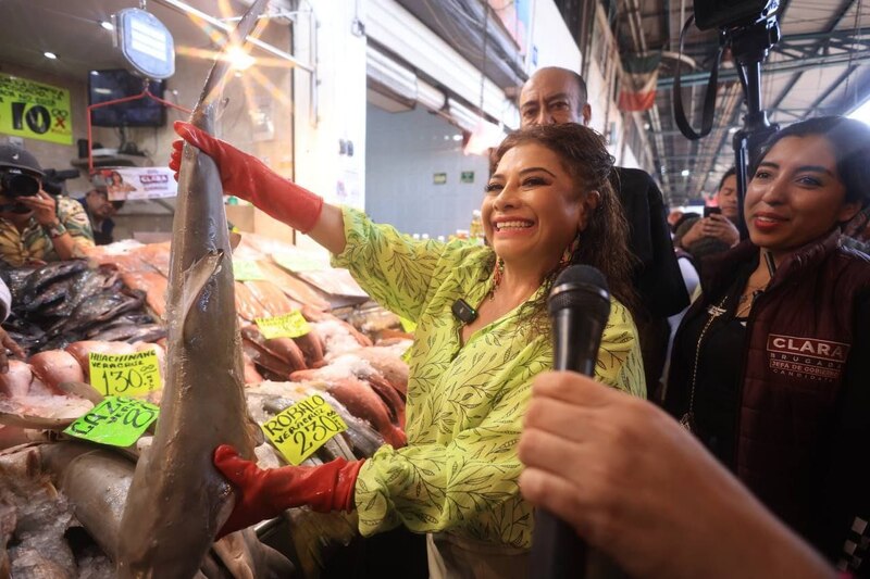 Title: Candidata Clara Brugada muestra un tiburón en el mercado
