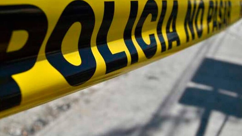 Policía acordonando la escena de un crimen
