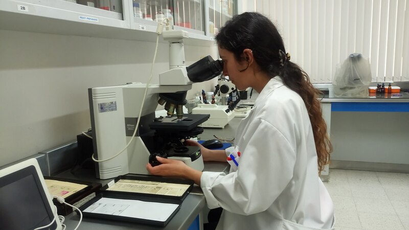 Científica usando un microscopio
