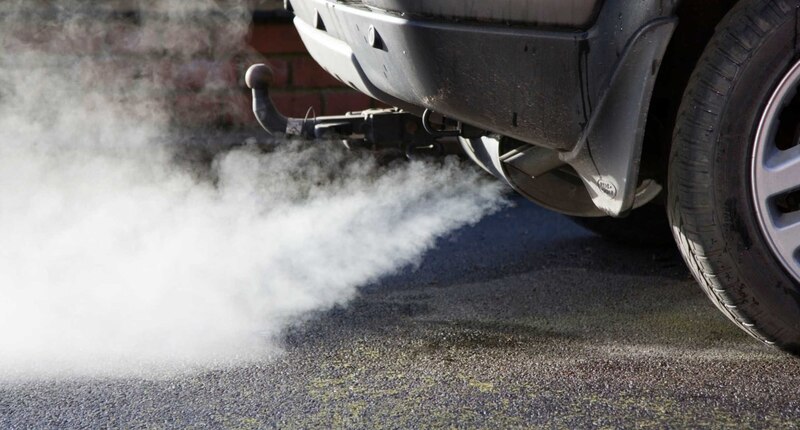 Humo blanco del tubo de escape de un coche