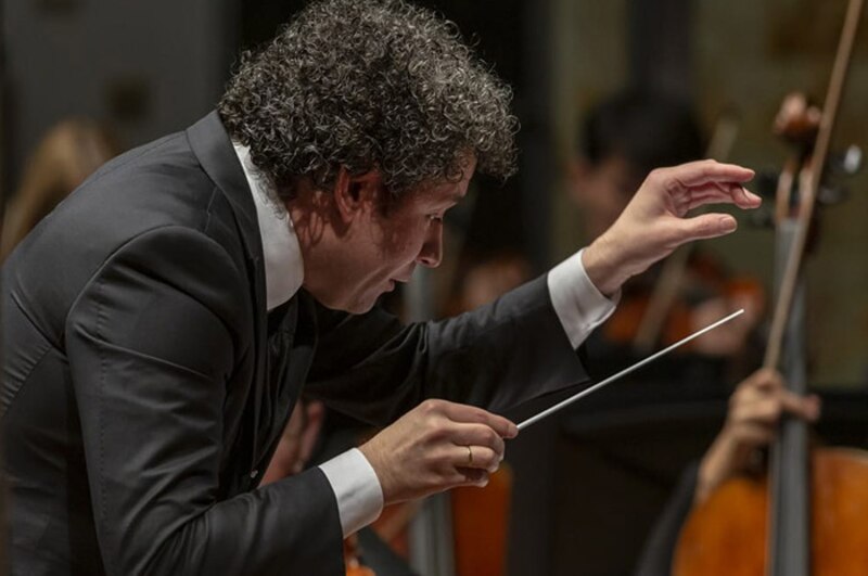 El director de orquesta Gustavo Dudamel dirige a la Orquesta Sinfónica de Los Ángeles.