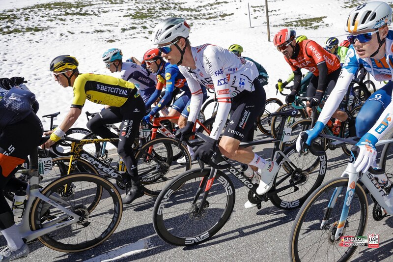 Ciclistas en una carrera de ciclismo en ruta