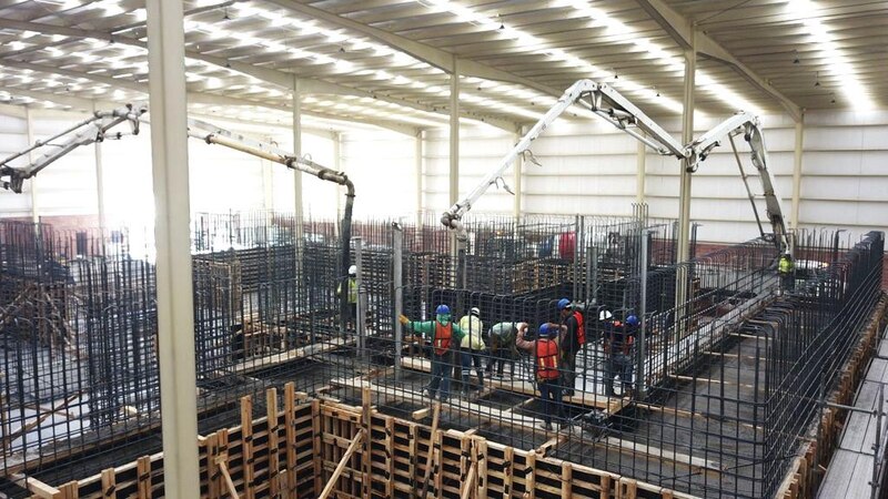Obreros trabajando en la construcción de una losa de concreto