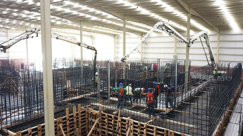 Obreros trabajando en la construcción de una losa de concreto