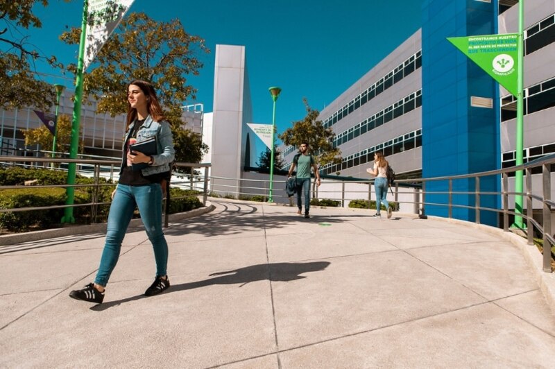 Estudiantes universitarios caminando por el campus