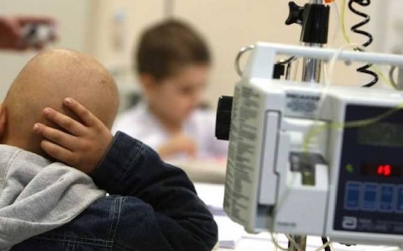 Niño con cáncer recibe tratamiento de quimioterapia