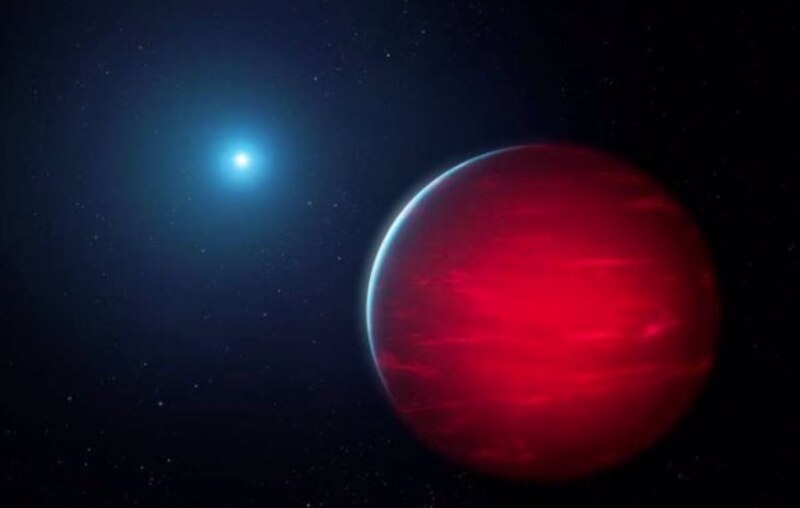 Un planeta rojo brillante brilla en el espacio