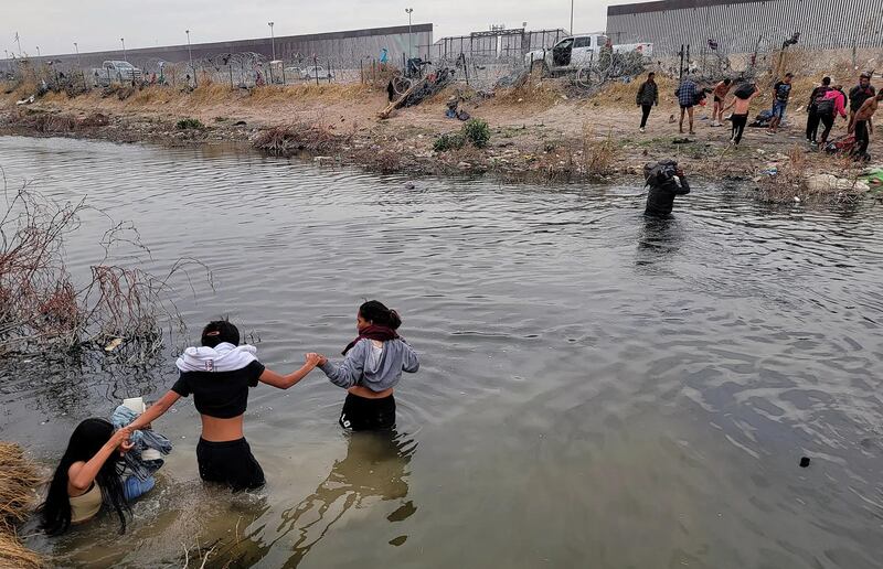 Migrantes cruzan el río Grande para llegar a Estados Unidos