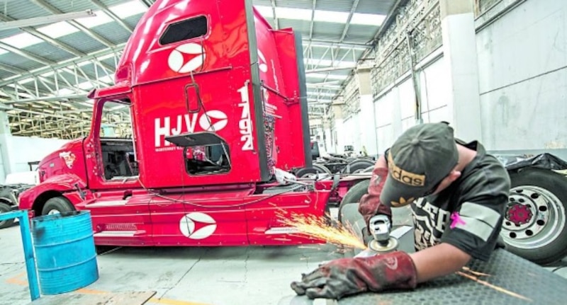 Un trabajador de Higer Vehículos ensambla un autobús en la planta de Suzhou, en la provincia oriental china de Jiangsu.