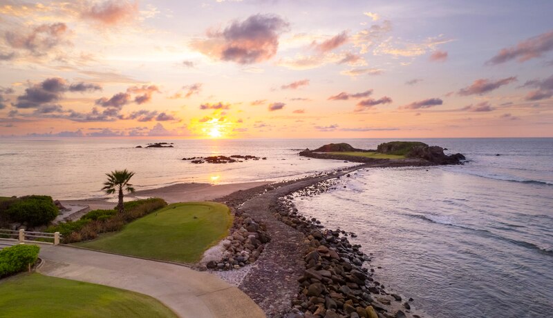 El campo de golf de Punta Mita cuenta con su famosa “Cola de Ballena”, un par-3 que tiene un green natural en forma de isla al interior del océano.