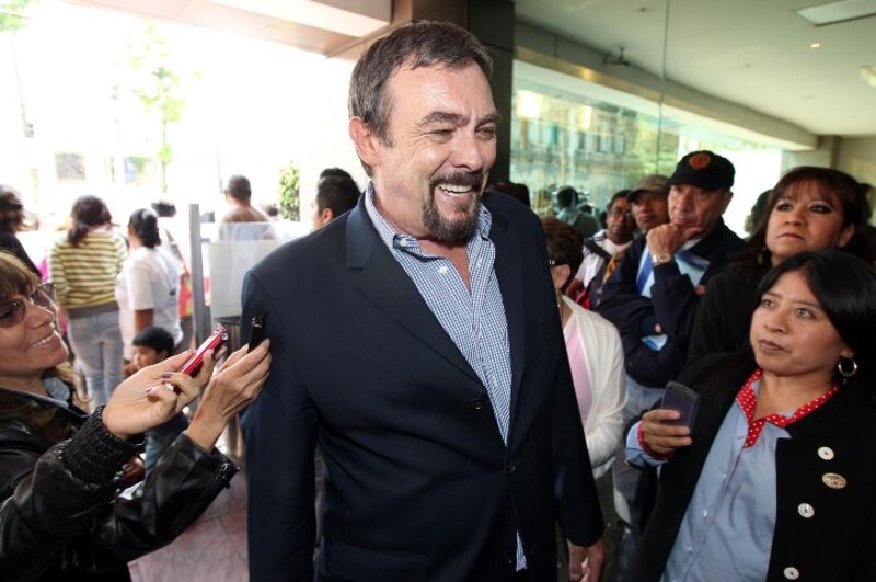 El actor Tom Selleck saluda a sus fans en la alfombra roja