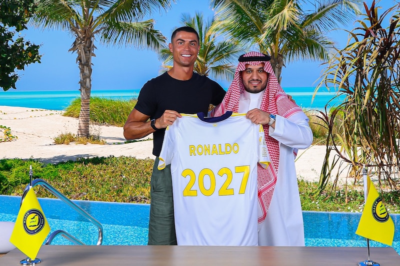 Cristiano Ronaldo en su foto oficial de renovación con el Al-Nassr para el año 2027.
