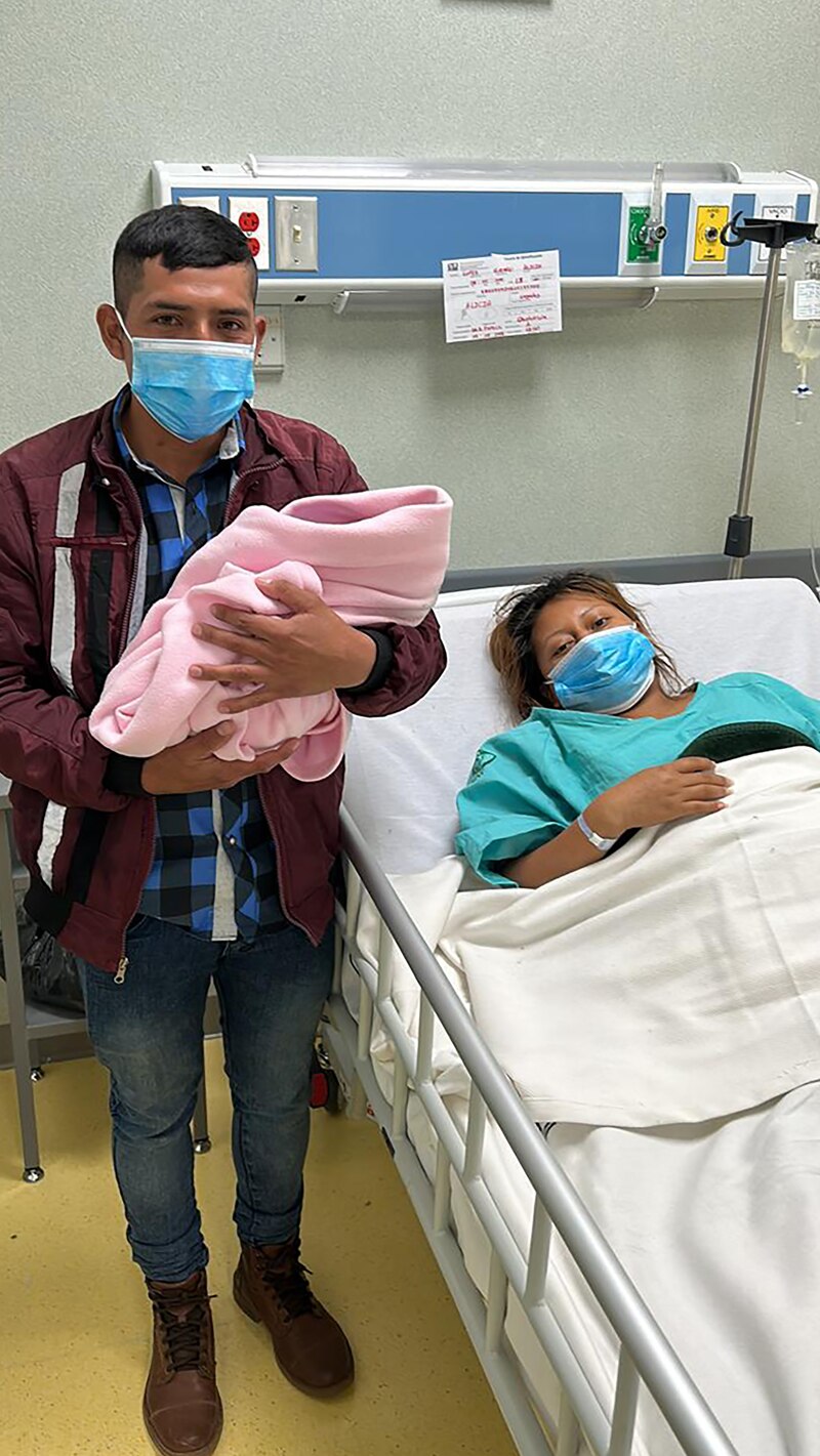 Pareja de esposos con su bebé recién nacido en el hospital