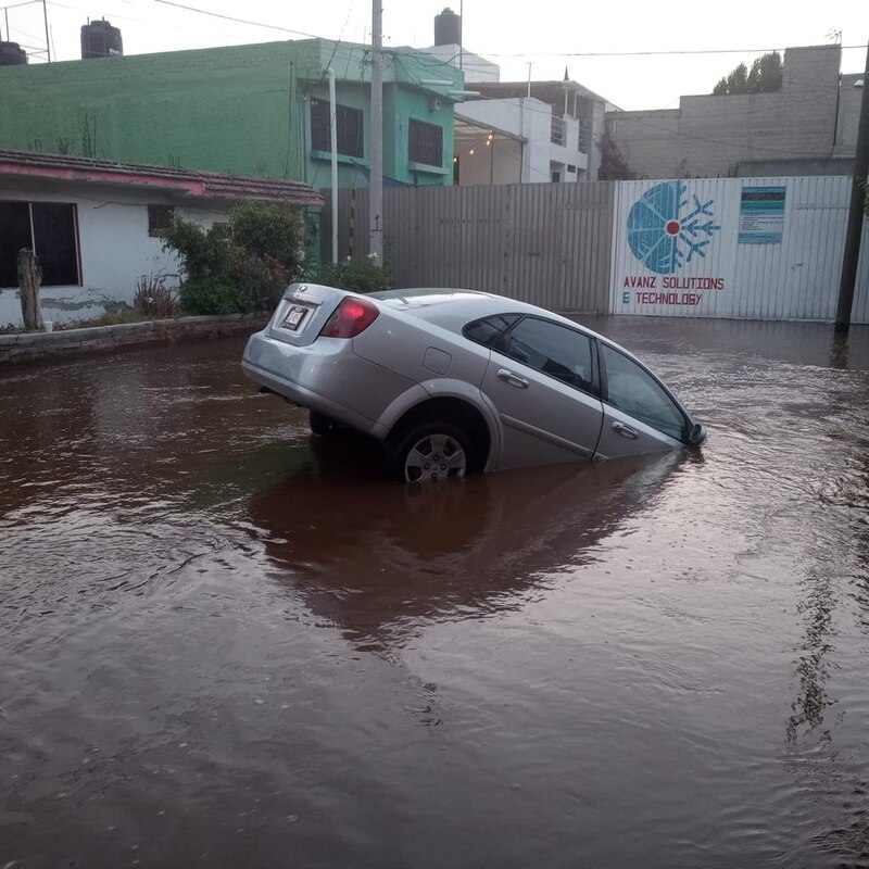 Coche atrapado en una inundación