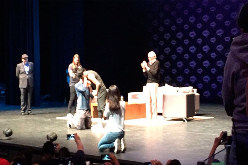 Un grupo de personas en un escenario