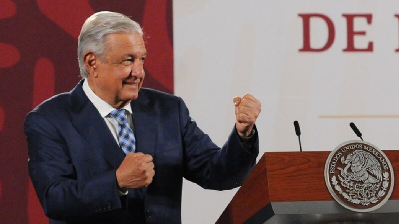 El presidente Andrés Manuel López Obrador celebra un logro durante una conferencia de prensa.