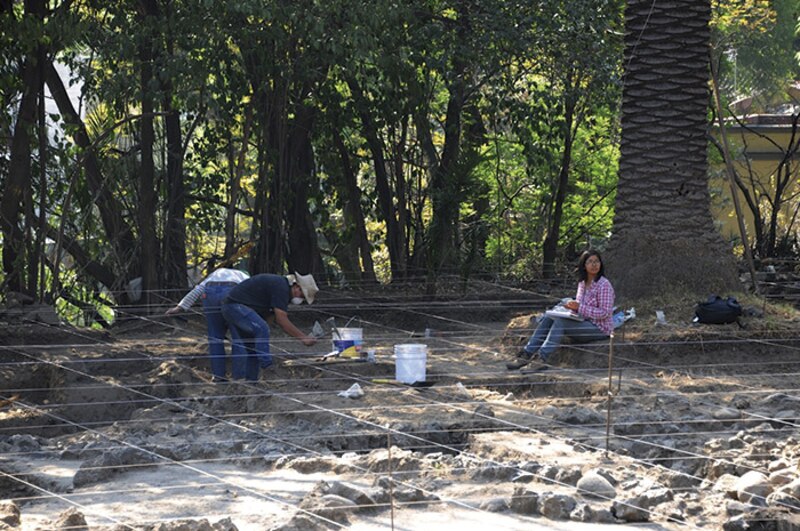 Arqueólogos trabajando en un sitio de excavación