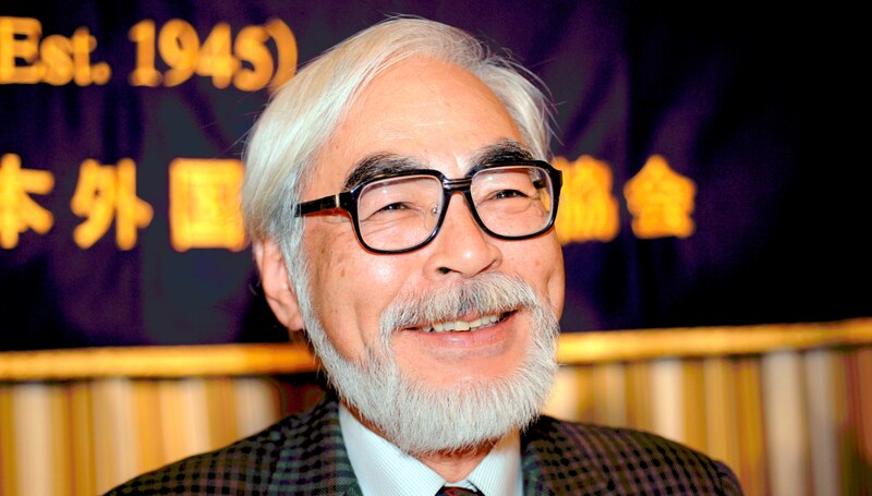 El legendario animador Hayao Miyazaki sonríe durante una entrevista.